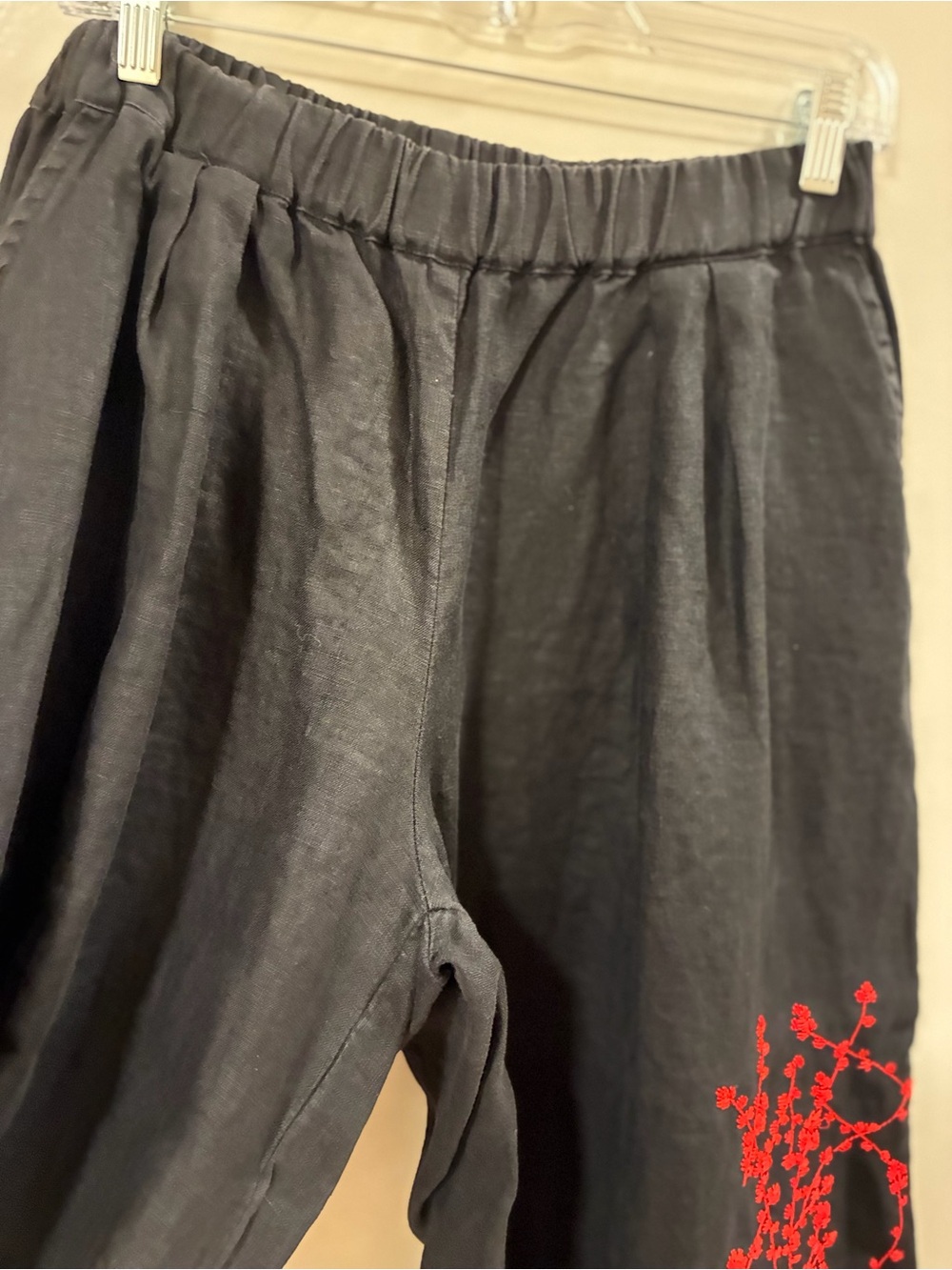 Yesno Linen Pants with Red Embroidered Floral Details. Size Large - Picture 5 of 7